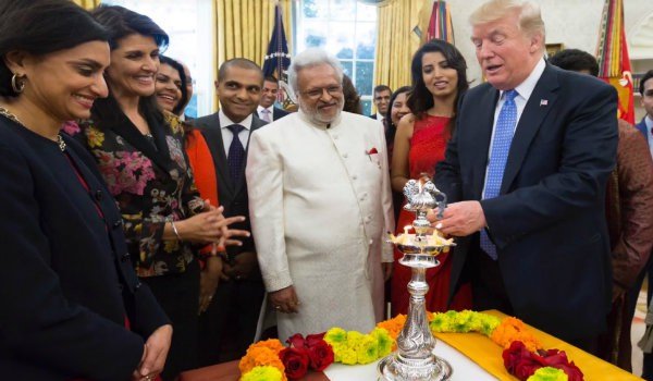 डोनाल्ड ट्रंप ने मनाई दिवाली, मोदी के साथ संबंधों को सराहा डोनाल्ड ट्रंप ने मनाई दिवाली, मोदी के साथ संबंधों को सराहा