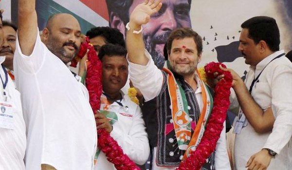 गुजरात दौरे पर पहुंचे राहुल, कांग्रेस में शामिल होंगे अल्पेश ठाकुर