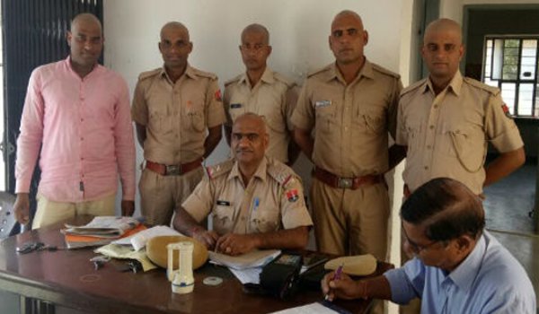 मुंडन कराने वाले 5 पुलिस वालों पर गिरी गाज, निलंबित