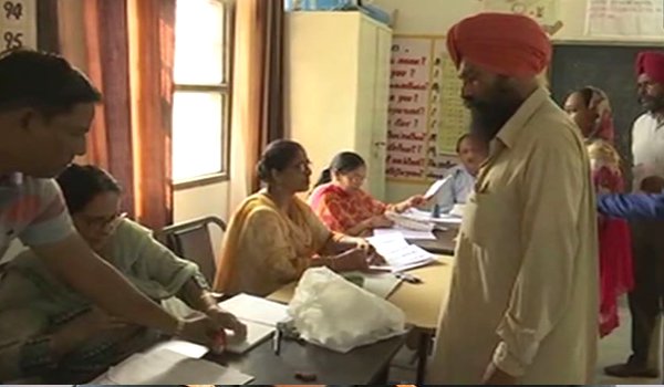 गुरदासपुर उपचुनाव में 25 फीसदी मतदान, मामूली झड़पें गुरदासपुर उपचुनाव में 25 फीसदी मतदान, मामूली झड़पें