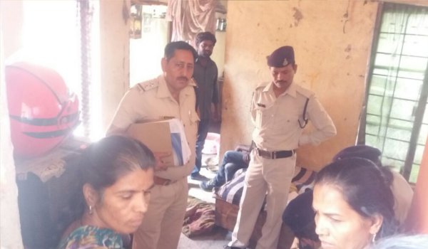 इंदौर में बच्चों के सामने पत्नी की बेरहमी से हत्या
