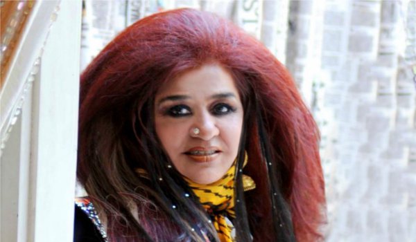 चुनाव प्रचार में नेताओं को आकर्षक दिखने के गुर बता रहीं हैं शहनाज चुनाव प्रचार में नेताओं को आकर्षक दिखने के गुर बता रहीं हैं शहनाज