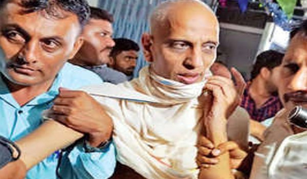 19 साल की लडकी के साथ रेप के आरोप में जैन मुनि अरेस्ट 19 साल की लडकी के साथ रेप के आरोप में जैन मुनि अरेस्ट