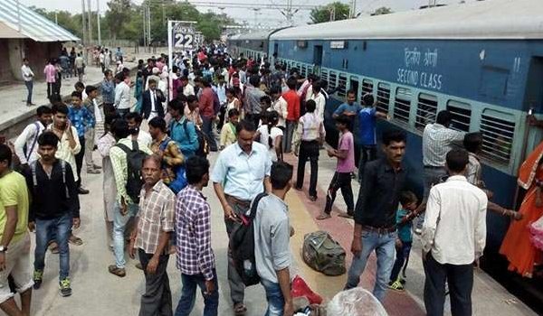 झेलम एक्सप्रेस में बम की सूचना, ट्रेन रोककर तलाशी जारी