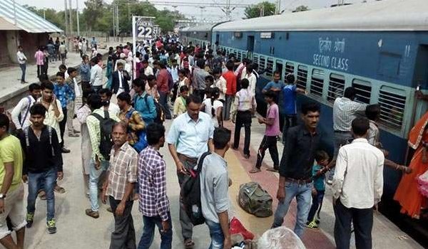 झेलम एक्सप्रेस में बम की सूचना, ट्रेन रोककर तलाशी जारी झेलम एक्सप्रेस में बम की सूचना, ट्रेन रोककर तलाशी जारी