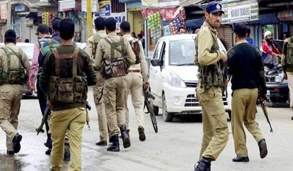 कश्मीर : आतंकवादियों की मदद के आरोप में 2 पुलिसकर्मी अरेस्ट