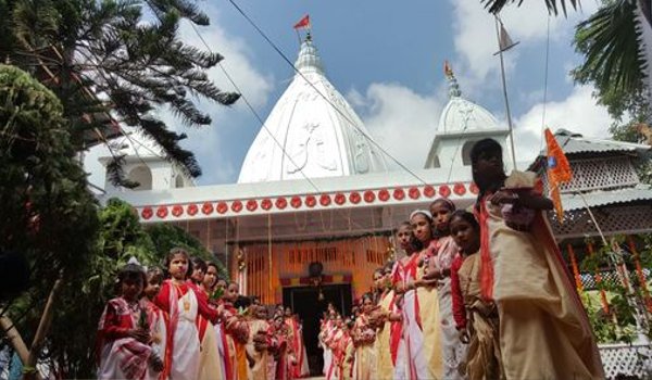 गुवाहाटी : काली मंदिर की स्वर्ण जयंती पर निकली धार्मिक शोभायात्रा