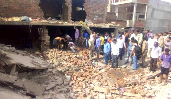 कानपुर : 2 मंजिला घर में विस्फोट, 4 मकान और ढहे, 2 शव निकाले