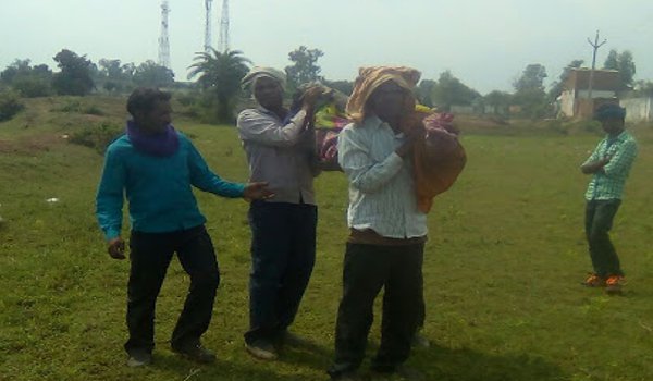 कटनी में वृद्धा का शव कंधे पर ढोया, मानवाधिकार आयोग ने जवाब मांगा