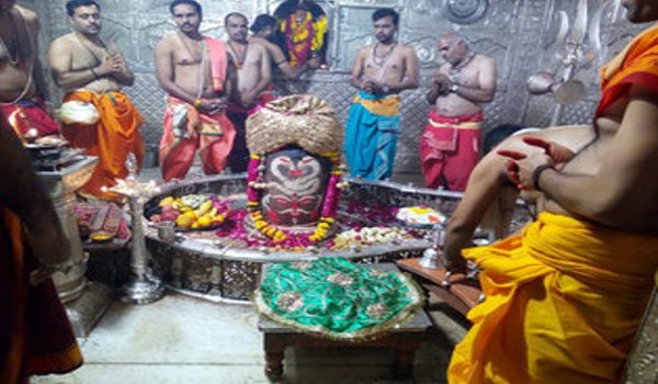 भगवान महाकाल का अभ्यंग स्नान, दीपावली पर किया विशेष श्रृंगार भगवान महाकाल का अभ्यंग स्नान, दीपावली पर किया विशेष श्रृंगार