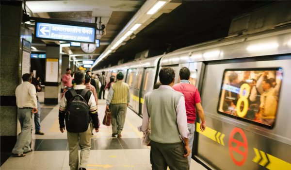 विरोध के बावजूद बढा दिल्ली मेट्रो का किराया, यात्री नाराज