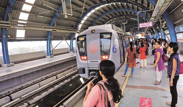 दिल्ली मेट्रो को किराया बढ़ाने से रोके केंद्र सरकार : केजरीवाल