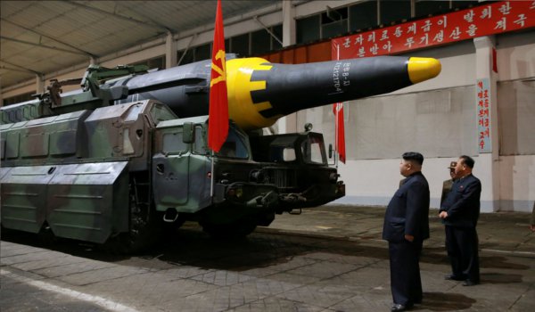 डोनाल्ड ट्रंप की जुबानी जंग से खफा किम जोंग ने तैनात की मिसाइलें