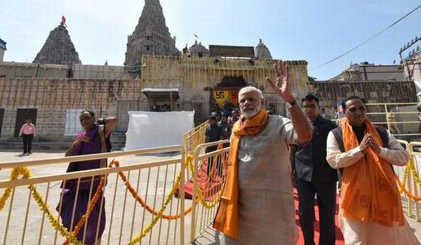द्वारकाधीश मंदिर में प्रार्थना के साथ मोदी का गुजरात दौरा शुरू द्वारकाधीश मंदिर में प्रार्थना के साथ मोदी का गुजरात दौरा शुरू