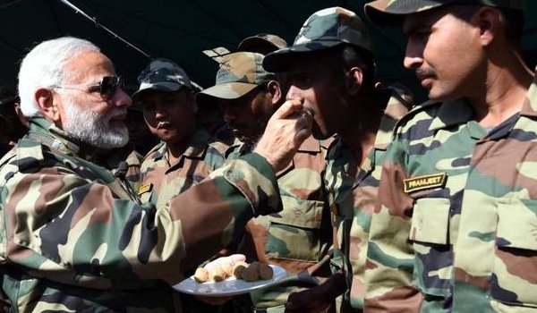 मोदी ने नियंत्रण रेखा पर सैनिकों के साथ मनाई दिवाली मोदी ने नियंत्रण रेखा पर सैनिकों के साथ मनाई दिवाली