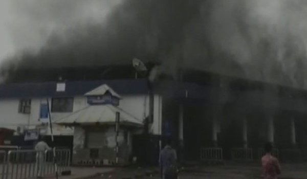 गोवा की राजधानी पणजी में बस स्टैंड पर भीषण आग
