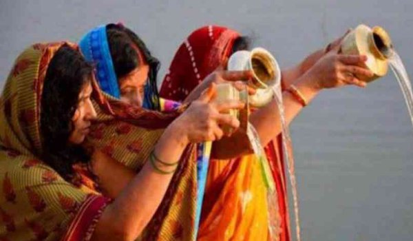 महापर्व छठ : हजारों व्रतियों ने डूबते सूर्य को दिया अर्घ्य महापर्व छठ : हजारों व्रतियों ने डूबते सूर्य को दिया अर्घ्य