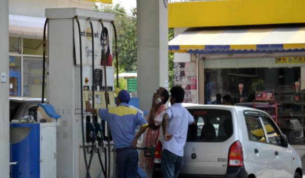 महाराष्ट्र में वैट में कटौती से पेट्रोल, डीजल की कीमतें घटीं