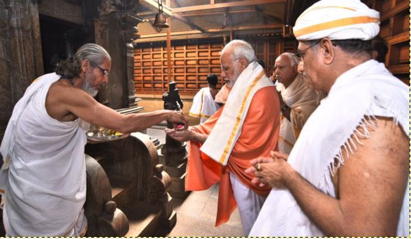 पीएम मोदी ने कर्नाटक के धर्मस्थला मंदिर में की पूजा