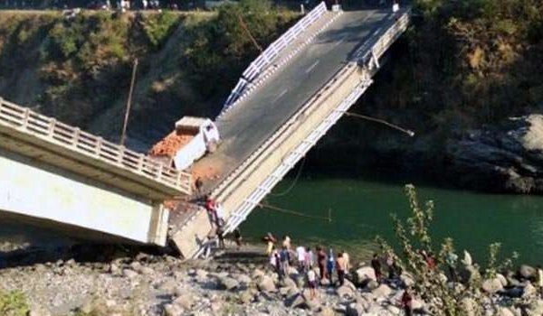 हिमाचल में पुल गिरने से 6 घायल, ठेकेदार के खिलाफ केस दर्ज