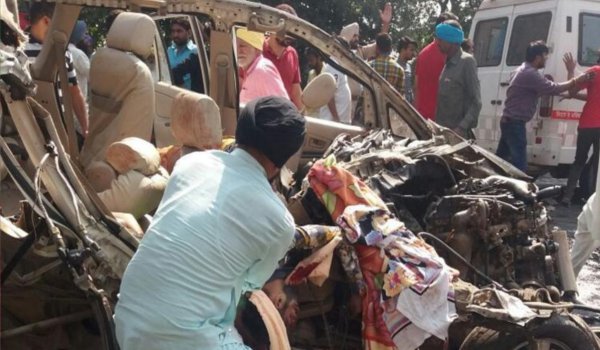 पंजाब से राजस्थान आ रही इनोवा ट्रक से भिडी, सात की मौत