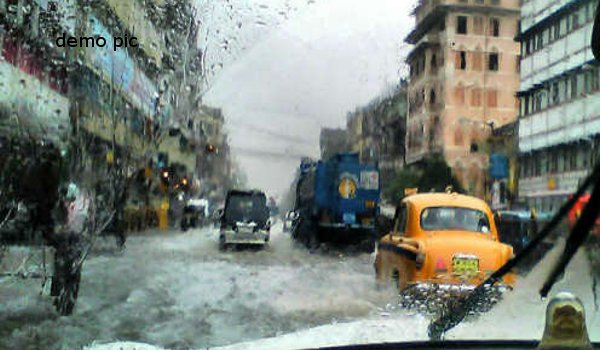 कोलकाता में बारिश, कई इलाकों में भारी जलजमाव