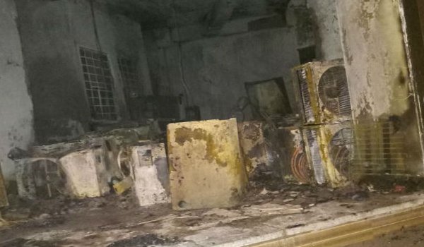 इलेक्ट्रोनिक्स शोरूम में लगी भींषण आग, सोते हुए युवक की जलकर मौत
