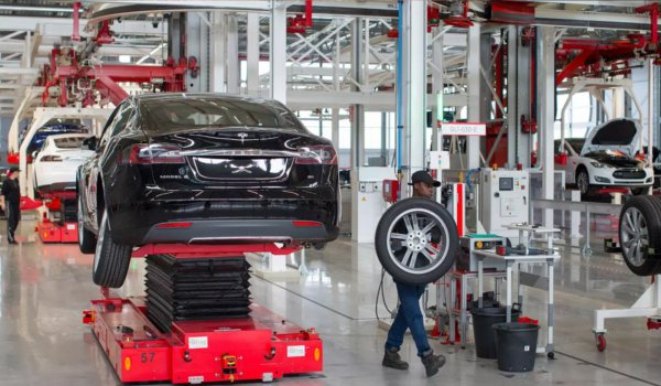 इलेक्ट्रिक कार निर्माता कंपनी टेस्ला ने सैकड़ों कर्मियों को निकाला