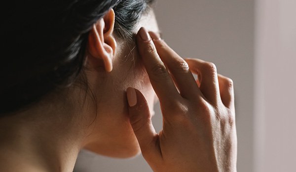 माइग्रेन से पीड़ित महिलाओं के लिए हार्मोन थेरेपी सुरक्षित