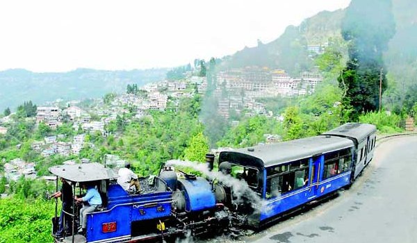 सिलीगुड़ी : 124 दिनों बाद दोबारा शुरू हुई ट्वाय ट्रेन