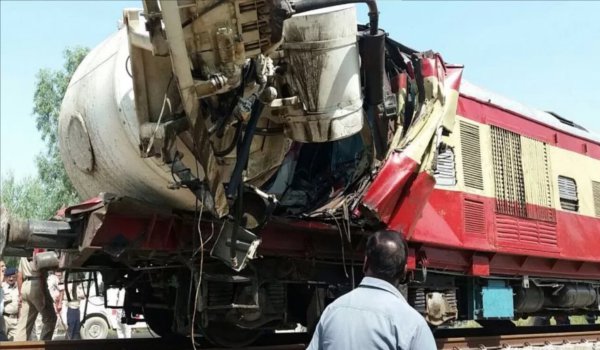 पंजाब में ट्रक ने ट्रेन को टक्कर मारी, ट्रेन चालक की मौत