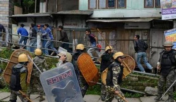 दार्जिलिंग हिंसा में पुलिस अधिकारी की मौत, 3 घायल दार्जिलिंग हिंसा में पुलिस अधिकारी की मौत, 3 घायल
