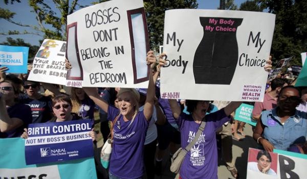 महिलाओं ने डोनाल्ड ट्रंप को गर्भ निरोधक बिल भेजे