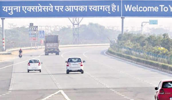 मथुरा यमुना एक्सप्रेस-वे टॉयर फटने से पलटी बस, दर्जनभर यात्री घायल मथुरा यमुना एक्सप्रेस-वे टॉयर फटने से पलटी बस, दर्जनभर यात्री घायल