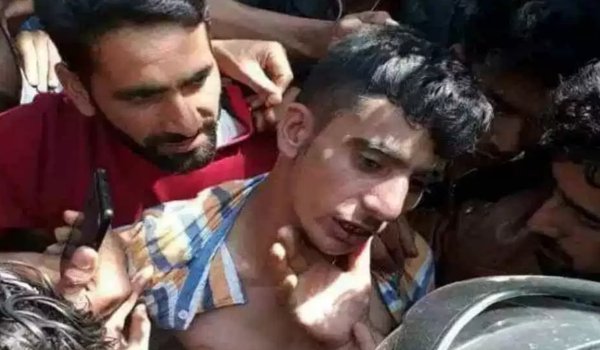 कश्मीर के बारामुला में चोटी कटवा के शक में युवक की पिटाई कश्मीर के बारामुला में चोटी कटवा के शक में युवक की पिटाई