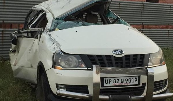 यमुना एक्सप्रेसवे पर टायर फटने से कैब पलटी, 4 छात्रों की मौत यमुना एक्सप्रेसवे पर टायर फटने से कैब पलटी, 4 छात्रों की मौत