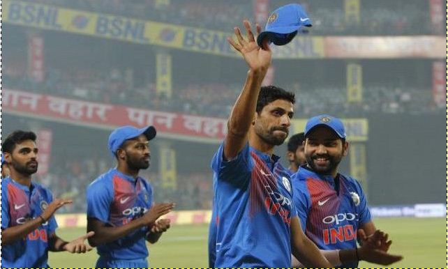 Virat Kohli and Shikhar Dhawan hoisting Nehra on their shoulders