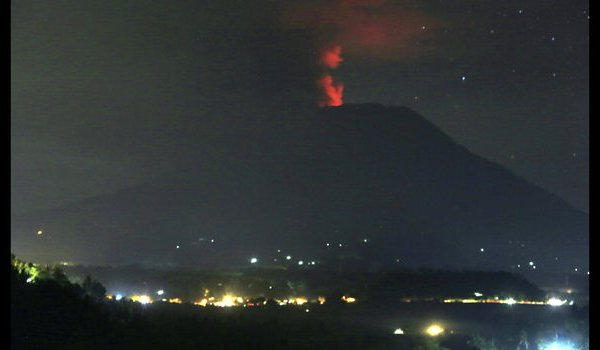 बाली में ज्वालामुखी को लेकर अलर्ट उच्च स्तर पर, हवाईअड्डा बंद