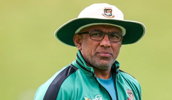 चंडिगा हाथुरुसिंघा ने बांग्लादेश क्रिकेट टीम के कोच का पद छोड़ा