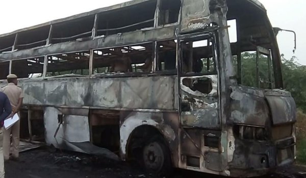 बाडमेर : बालोतरा में चलती बस में आग, मां बेटी जिंदा जली बाडमेर : बालोतरा में चलती बस में आग, मां बेटी जिंदा जली
