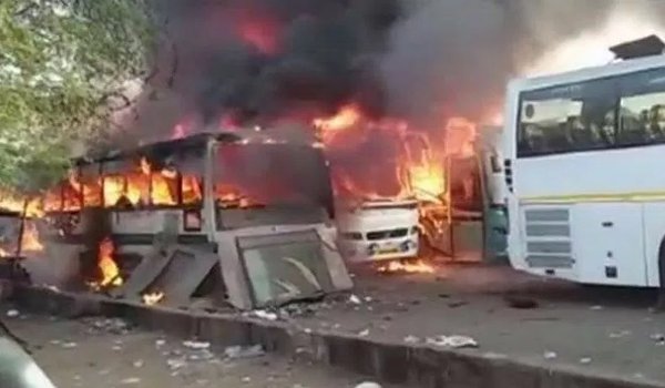 दिल्ली के तिमारपुर इलाके में आग से 5 बसें जलकर खाक दिल्ली के तिमारपुर इलाके में आग से 5 बसें जलकर खाक
