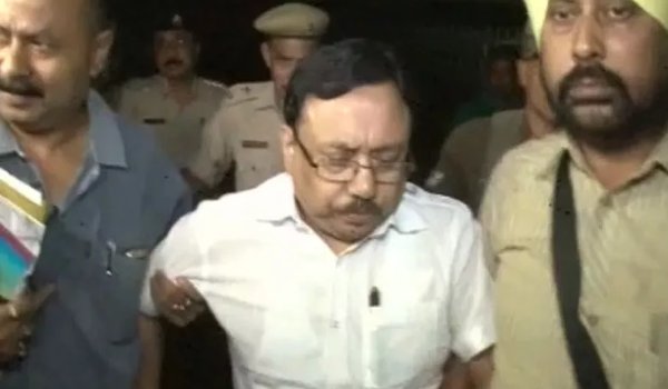 असम : पैसे के बदले नौकरी मामले में 14 अधिकारी अरेस्ट असम : पैसे के बदले नौकरी मामले में 14 अधिकारी अरेस्ट