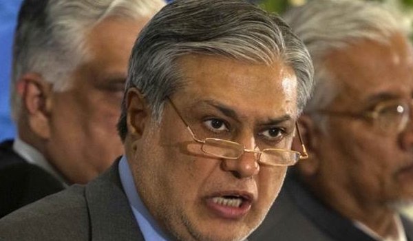 पाकिस्तानी वित्तमंत्री इशाक डार फरार घोषित पाकिस्तानी वित्तमंत्री इशाक डार फरार घोषित