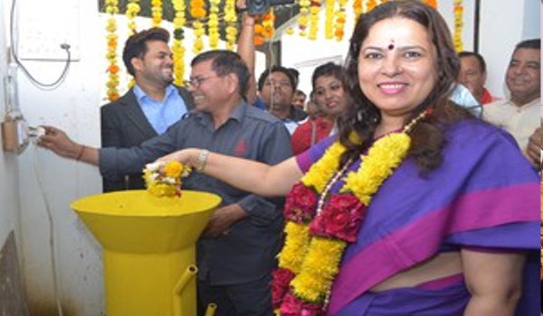 झंडेवालान मंदिर में डीकंपोजर रोजाना 100 किलो फूलों को खाद में बदलेगा झंडेवालान मंदिर में डीकंपोजर रोजाना 100 किलो फूलों को खाद में बदलेगा