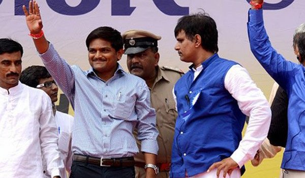 गुजरात चुनाव : विशाल रैली से पहले हार्दिक के दो करीबी भाजपा में शामिल गुजरात चुनाव : विशाल रैली से पहले हार्दिक के दो करीबी भाजपा में शामिल