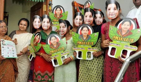 तमिलनाडु में दो पत्ती चुनाव चिन्ह पलानिस्वामी गुट को, शशिकला को झटका