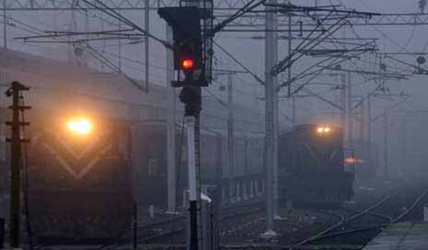 दिल्ली में धुंधभरी सुबह, 118 ट्रेनें देरी से चल रहीं