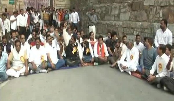‘पद्मावती’ विरोध : चित्तौड़गढ़ किले में प्रवेश बंद, मुंबई पुलिस ने चेतावनी जारी की