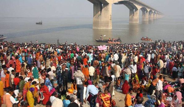 बिहार : कार्तिक पूर्णिमा पर लाखों लोगों ने गंगा स्नान किया