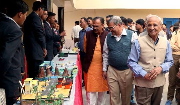 अजमेर में नन्हे वैज्ञानिकों की कल्पना से सजा विज्ञान मेला अजमेर में नन्हे वैज्ञानिकों की कल्पना से सजा विज्ञान मेला